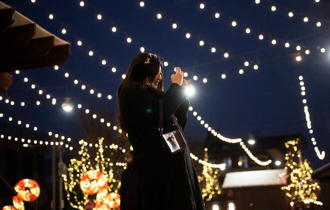 December 25, 2021, Ottawa, ON, CAN: A person takes a photo among a display of holiday lights at Lansdowne Park in Ottawa, on Christmas Day, Saturday, Dec. 25, 2021. Ottawa CAN  - ZUMAc35_ 20211225_zaf_c35_022 Copyright: xJustinxTangx