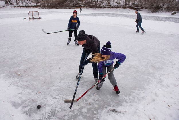 December 25, 2021, Ottawa, ON, CAN: People play pond hockey on Brown s Inlet in Ottawa, on Christmas Day, Saturday, Dec. 25, 2021. Ottawa CAN  - ZUMAc35_ 20211225_zaf_c35_023 Copyright: xJustinxTangx