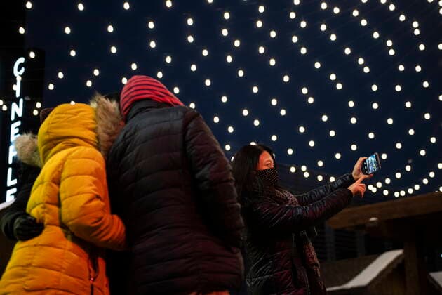 December 25, 2021, Ottawa, ON, CAN: A family takes a selfie among a display of holiday lights at Lansdowne Park in Ottawa, on Christmas Day, Saturday, Dec. 25, 2021. Ottawa CAN  - ZUMAc35_ 20211225_zaf_c35_024 Copyright: xJustinxTangx