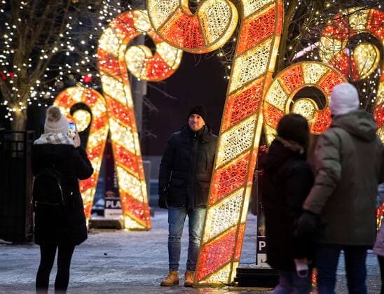 News Bilder des Tages December 25, 2021, Ottawa, ON, CAN: People take photos among a display of holiday lights at Lansdowne Park in Ottawa, on Christmas Day, Saturday, Dec. 25, 2021. Ottawa CAN  - ZUMAc35_ 20211225_zaf_c35_025 Copyright: xJustinxTangx