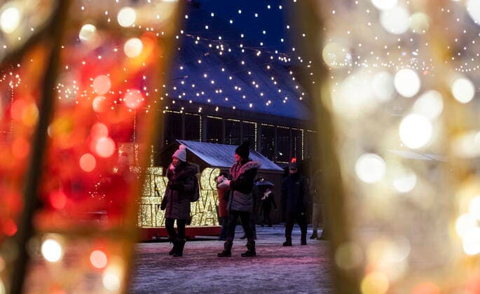 December 25, 2021, Ottawa, ON, CAN: People walk among a display of holiday lights at Lansdowne Park in Ottawa, on Christmas Day, Saturday, Dec. 25, 2021. Ottawa CAN  - ZUMAc35_ 20211225_zaf_c35_026 Copyright: xJustinxTangx