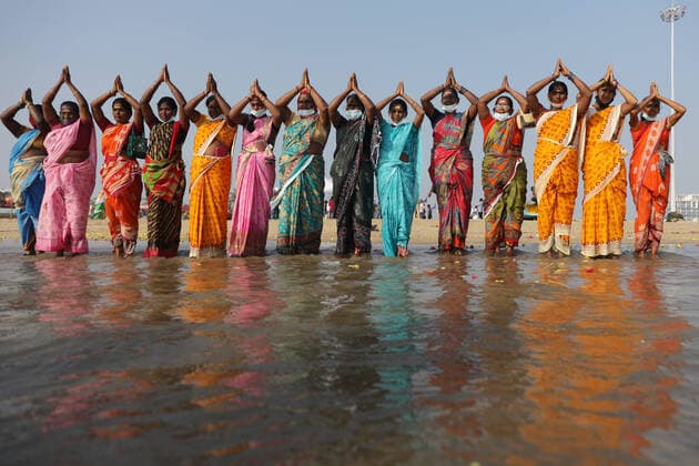 Bilder des Jahres 2021, News 12 Dezember News Bilder des Tages December 26, 2021, Chennai, Tamil Nadu, India: Women perform special prayers during a prayer ceremony to pay homage to the victims of the 2004 Tsunami on the 17th anniversary of the disaster in Chennai. Chennai India - ZUMAl172 20211226_zip_l172_008 Copyright: xSrixLoganathanx
