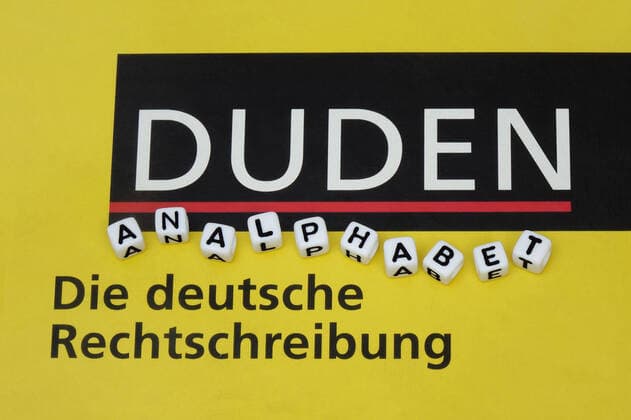 Duden und Analphabet Duden und Analphabet, 19.12.2021, Borkwalde, Brandenburg, Auf einem Duden liegt der Schriftzug Analphabet. *** Duden and illiterate Duden and illiterate, 19 12 2021, Borkwalde, Brandenburg, On a Duden lies the writing illiterate