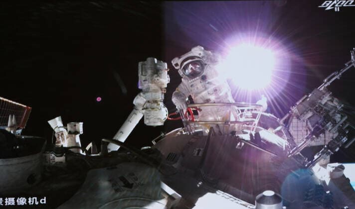 News Themen der Woche KW51 News Bilder des Tages (211226) -- BEIJING, Dec. 26, 2021 -- Screen image taken at Beijing Aerospace Control Center on Dec. 26, 2021 shows Chinese taikonaut Ye Guangfu exiting the space station core module Tianhe. China s Shenzhou-13 taikonauts Ye Guangfu and Zhai Zhigang have been out of the space station core module Tianhe to start extravehicular activities (EVAs), the China Manned Space Agency (CMSA) said on Sunday evening. The CMSA said Ye opened the hatch of Tianhe s node cabin at 6:44 p.m. (Beijing Time). Ye and Zhai, donning China-developed Feitian spacesuits, got out of the core module from its node cabin at 6:50 p.m. and 7:37 p.m. respectively. The pair will conduct a series of operations such as lifting panoramic camera and testing goods transpor 