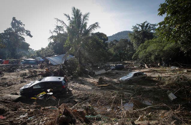 News Themen der Woche KW51 December 26, 2021, Kuala Lumpur, Malaysia: Damaged cars are seen on a riverside after the massive floods at Hulu Langat, the outskirts of Kuala Lumpur..The death toll due to the flood disaster in the country has risen to forty-seven, five are still missing. Kuala Lumpur Malaysia - ZUMAs197 20211226_zaa_s197_024 Copyright: xWongxFokxLoyx
