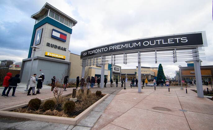 (211226) -- HALTON HILLS (CANADA), Dec. 26, 2021 -- People line up to enter a store at an outlet mall during Boxing Day sales in Halton Hills, Ontario, Canada, on Dec. 26, 2021. Boxing Day is one of the biggest shopping days in Canada. (Photo by Xinhua) CANADA-ONTARIO-HALTON HILLS-BOXING DAY SALES ZouxZheng 