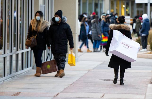 (211226) -- HALTON HILLS (CANADA), Dec. 26, 2021 -- People do shopping at an outlet mall during Boxing Day sales in Halton Hills, Ontario, Canada, on Dec. 26, 2021. Boxing Day is one of the biggest shopping days in Canada. (Photo by Xinhua) CANADA-ONTARIO-HALTON HILLS-BOXING DAY SALES ZouxZheng 