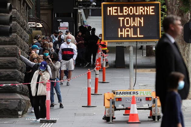 VICTORIA CORONAVIRUS COVID19, People queue at a walk-in COVID-19 testing site at the Melbourne Town Hall in Melbourne, Monday, December 27, 2021. Victoria has reported 1999 new COVID-19 cases, but the overall active case numbers have fallen by nearly 1000 overnight. ( NO ARCHIVING, EDITORIAL USE ONLY, NO USE IN BOOKS WITHOUT CONSENT MELBOURNE VIC AUSTRALIA  Copyright: xCONxCHRONISx 20211227001609239021