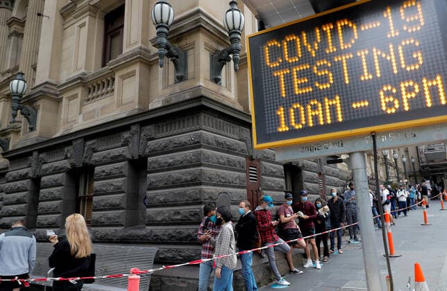 VICTORIA CORONAVIRUS COVID19, People queue at a walk-in COVID-19 testing site at the Melbourne Town Hall in Melbourne, Monday, December 27, 2021. Victoria has reported 1999 new COVID-19 cases, but the overall active case numbers have fallen by nearly 1000 overnight. ( NO ARCHIVING, EDITORIAL USE ONLY, NO USE IN BOOKS WITHOUT CONSENT MELBOURNE VIC AUSTRALIA  Copyright: xCONxCHRONISx 20211227001609239046