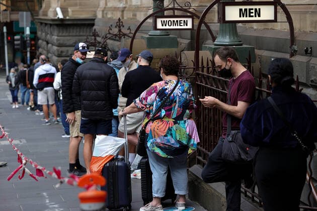 VICTORIA CORONAVIRUS COVID19, People queue at a walk-in COVID-19 testing site at the Melbourne Town Hall in Melbourne, Monday, December 27, 2021. Victoria has reported 1999 new COVID-19 cases, but the overall active case numbers have fallen by nearly 1000 overnight. ( NO ARCHIVING, EDITORIAL USE ONLY, NO USE IN BOOKS WITHOUT CONSENT MELBOURNE VIC AUSTRALIA  Copyright: xCONxCHRONISx 20211227001609239071