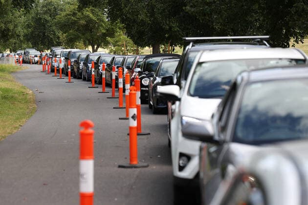 VICTORIA CORONAVIRUS COVID19, People queue in their cars at a drive through COVID-19 testing site at Albert Park in Melbourne, Monday, December 27, 2021. Victoria has reported 1999 new COVID-19 cases, but the overall active case numbers have fallen by nearly 1000 overnight. ( NO ARCHIVING, EDITORIAL USE ONLY, NO USE IN BOOKS WITHOUT CONSENT MELBOURNE VIC AUSTRALIA  Copyright: xCONxCHRONISx 20211227001609239264