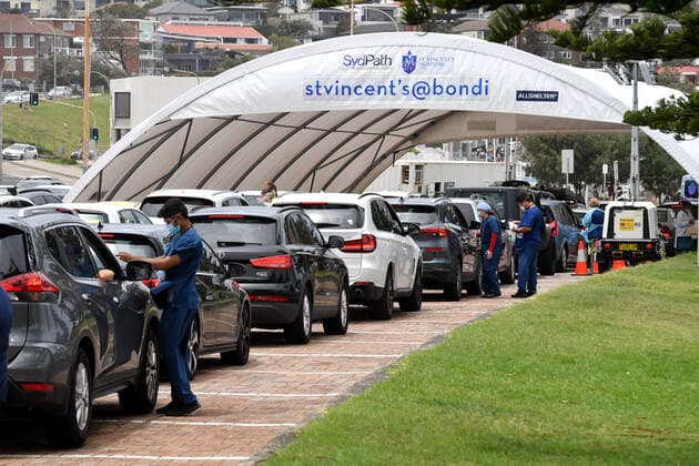 NSW CORONAVIRUS COVID19, Members of the public queue for Covid19 PCR tests at a clinic at Bondi Beach in Sydney, Monday, December 27, 2021. A spiralling outbreak of COVID-19 is swamping contact tracers, overwhelming testing sites and affecting flight schedules as authorities reintroduce mask rule. ( NO ARCHIVING, EDITORIAL USE ONLY, NO USE IN BOOKS WITHOUT CONSENT SYDNEY NSW AUSTRALIA  Copyright: xMICKxTSIKASx 20211227001609253331