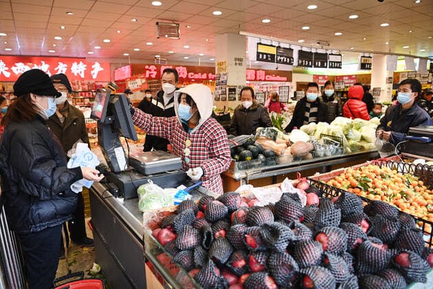 (211227) -- XI AN, Dec. 27, 2021 -- Citizens buy vegetables and fruits at a supermarket in Xi an, northwest China s Shaanxi Province, Dec. 26, 2021. Xi an imposed closed-off management for communities and villages last Thursday to curb the spread of the latest COVID-19 resurgence. ) CHINA-SHAANXI-XI AN-COVID-19-PREVENTION AND CONTROL-DAILY LIFE (CN) TaoxMing 