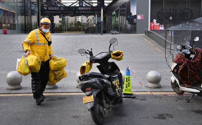 (211227) -- XI AN, Dec. 27, 2021 -- A deliveryman sends goods in Xi an, northwest China s Shaanxi Province, Dec. 26, 2021. Xi an imposed closed-off management for communities and villages last Thursday to curb the spread of the latest COVID-19 resurgence. ) CHINA-SHAANXI-XI AN-COVID-19-PREVENTION AND CONTROL-DAILY LIFE (CN) TaoxMing 