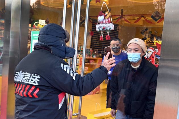 (211227) -- XI AN, Dec. 27, 2021 -- A deliveryman prepares to collect goods in Xi an, northwest China s Shaanxi Province, Dec. 26, 2021. Xi an imposed closed-off management for communities and villages last Thursday to curb the spread of the latest COVID-19 resurgence. ) CHINA-SHAANXI-XI AN-COVID-19-PREVENTION AND CONTROL-DAILY LIFE (CN) TaoxMing 