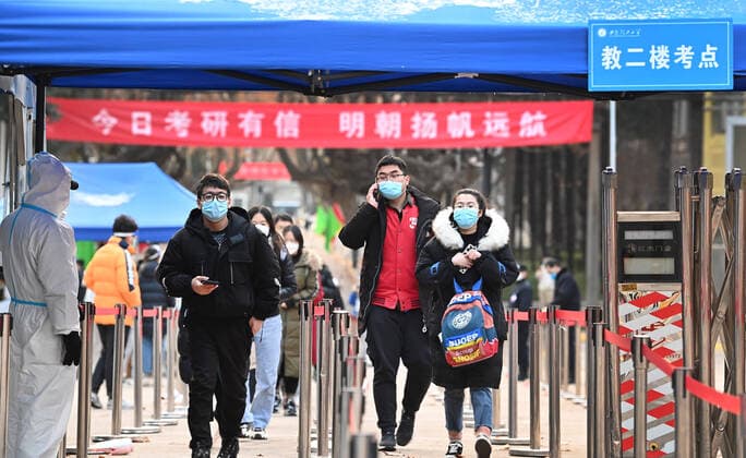 (211227) -- XI AN, Dec. 27, 2021 -- Examinees leave a venue of the postgraduate entrance exam at Xi an University of Technology in Xi an, northwest China s Shaanxi Province, Dec. 26, 2021. Xi an imposed closed-off management for communities and villages last Thursday to curb the spread of the latest COVID-19 resurgence. ) CHINA-SHAANXI-XI AN-COVID-19-PREVENTION AND CONTROL-DAILY LIFE (CN) TaoxMing 