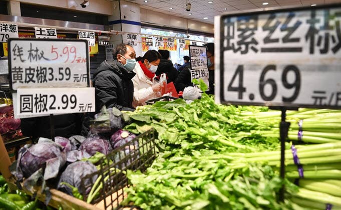 (211227) -- XI AN, Dec. 27, 2021 -- Citizens buy vegetables at a supermarket in Xi an, northwest China s Shaanxi Province, Dec. 26, 2021. Xi an imposed closed-off management for communities and villages last Thursday to curb the spread of the latest COVID-19 resurgence. ) CHINA-SHAANXI-XI AN-COVID-19-PREVENTION AND CONTROL-DAILY LIFE (CN) TaoxMing 