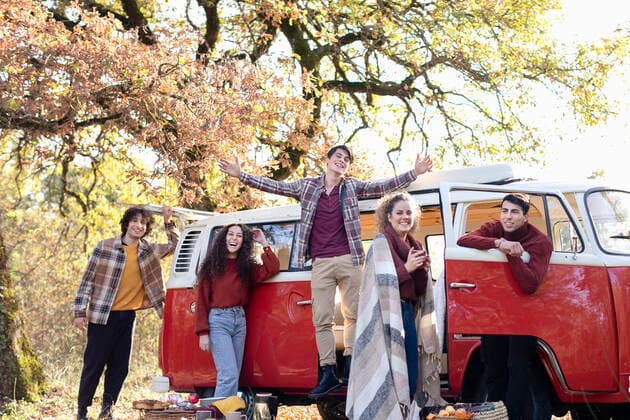 IMAGO Creative, Jahreszeit Herbst, Ferien Happy friends enjoying picnic in autumn forest model released, EIF02452