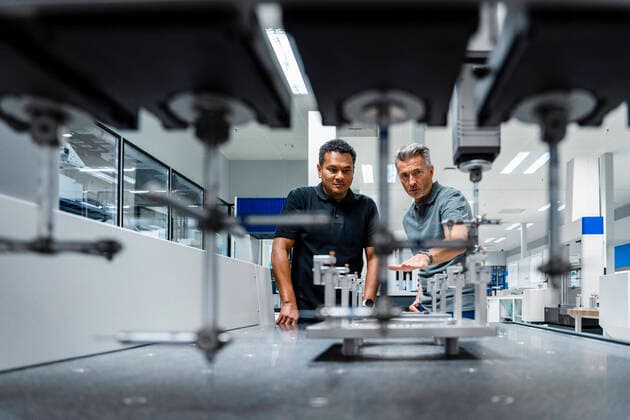 IMAGO Creative: Business, Inflation und Lieferketten Engineers discussing over machinery at factory model released property released, DIGF17027