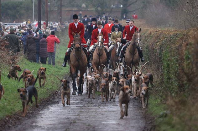 News Themen der Woche KW52 News Bilder des Tages . 27 12 2021. Hadleigh ,Suffolk, United Kingdom. The Essex & Suffolk Hunt set off on a traditional Boxing Day hunt in Hadleigh , Suffolk, United Kingdom. The hunt was a date later this year because Boxing Day fell on a Sunday .  xStephenxLockx xi-Imagesx IIM-22964-0013