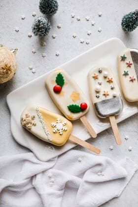 Cake popsicles on plate decorated with Christmas pattern, FLMF00741