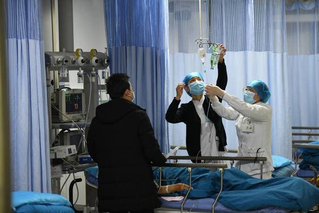 (211227) -- XI AN, Dec. 27, 2021 -- Medical staff give an infusion to a patient at the 1st Affiliated Hospital of Xi an Jiaotong University in Xi an, northwest China s Shaanxi Province, Dec. 27, 2021. Two hospitals affiliated to Xi an Jiaotong University have resumed outpatient and emergency services with strict epidemic prevention and control measures, as the city is coping with a recent resurgence of COVID-19. ) CHINA-SHAANXI-HOSPITAL SERVICE (CN) LixYibo 
