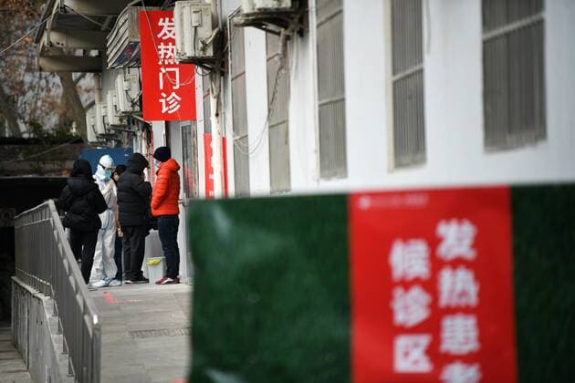 (211227) -- XI AN, Dec. 27, 2021 -- A medical worker receives patients at the fever clinic of the 1st Affiliated Hospital of Xi an Jiaotong University in Xi an, northwest China s Shaanxi Province, Dec. 27, 2021. Two hospitals affiliated to Xi an Jiaotong University have resumed outpatient and emergency services with strict epidemic prevention and control measures, as the city is coping with a recent resurgence of COVID-19. ) CHINA-SHAANXI-HOSPITAL SERVICE (CN) LixYibo 