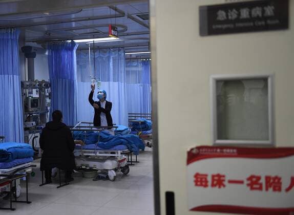 (211227) -- XI AN, Dec. 27, 2021 -- A medical worker gives an infusion to a patient at the 1st Affiliated Hospital of Xi an Jiaotong University in Xi an, northwest China s Shaanxi Province, Dec. 27, 2021. Two hospitals affiliated to Xi an Jiaotong University have resumed outpatient and emergency services with strict epidemic prevention and control measures, as the city is coping with a recent resurgence of COVID-19. ) CHINA-SHAANXI-HOSPITAL SERVICE (CN) LixYibo 