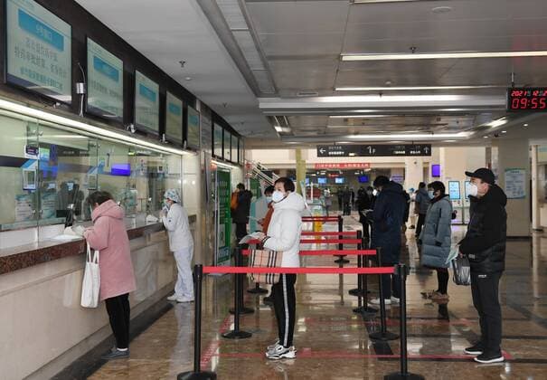 (211227) -- XI AN, Dec. 27, 2021 -- Patients wait in lines at the 1st Affiliated Hospital of Xi an Jiaotong University in Xi an, northwest China s Shaanxi Province, Dec. 27, 2021. Two hospitals affiliated to Xi an Jiaotong University have resumed outpatient and emergency services with strict epidemic prevention and control measures, as the city is coping with a recent resurgence of COVID-19. ) CHINA-SHAANXI-HOSPITAL SERVICE (CN) LixYibo 