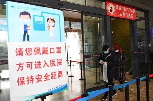 (211227) -- XI AN, Dec. 27, 2021 -- Patients enter the 1st Affiliated Hospital of Xi an Jiaotong University in Xi an, northwest China s Shaanxi Province, Dec. 27, 2021. Two hospitals affiliated to Xi an Jiaotong University have resumed outpatient and emergency services with strict epidemic prevention and control measures, as the city is coping with a recent resurgence of COVID-19. ) CHINA-SHAANXI-HOSPITAL SERVICE (CN) LixYibo 