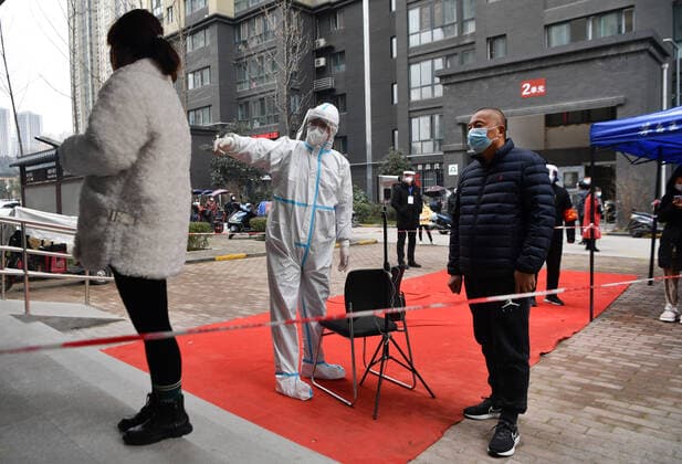 (211227) -- XI AN, Dec. 27, 2021 -- Government worker Lu Chenyang (2nd L) guides residents to take a nucleic acid test in Yanta District of Xi an, northwest China s Shaanxi Province, Dec. 27, 2021. Tens of thousands of government workers have joined the frontline across the city to stamp out coronavirus in Xi an, capital of northwest China s Shaanxi Province. ) CHINA-SHAANXI-XI AN-COVID-19-PREVENTION AND CONTROL-GOVERNMENT WORKER (CN) ZhangxBowen 