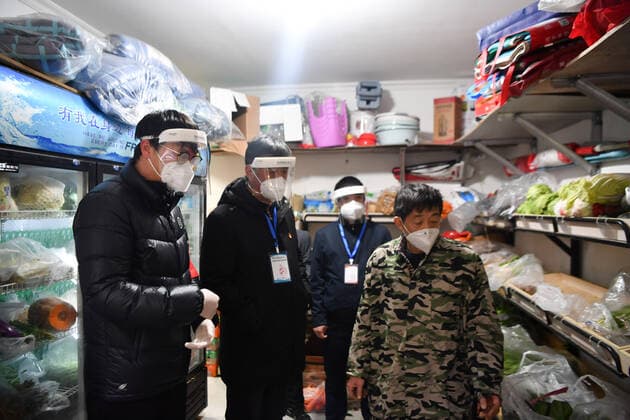 (211227) -- XI AN, Dec. 27, 2021 -- Government worker Lu Chenyang (1st L) checks material reserves of shops with community workers in Yanta District of Xi an, northwest China s Shaanxi Province, Dec. 27, 2021. Tens of thousands of government workers have joined the frontline across the city to stamp out coronavirus in Xi an, capital of northwest China s Shaanxi Province. ) CHINA-SHAANXI-XI AN-COVID-19-PREVENTION AND CONTROL-GOVERNMENT WORKER (CN) ZhangxBowen 