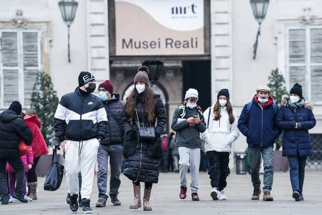 December 27, 2021, TURIN, Italia: People wearing a protective face mask walk in the center of Turin, northern Italy, 27 December 2021. New restrictions to counter the spread of Covid-19 require the use of a protective mask even outdoors..ANSA TINO ROMANO TURIN Italia - ZUMAa110 20211227_zaf_a110_006 Copyright: xTinoxRomanox