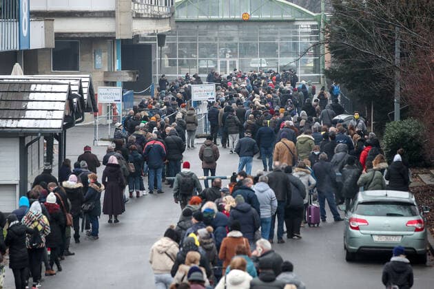 News Bilder des Tages A year ago, vaccination against COVID-19 officially started in Croatia People waiting in line to receive a dose of a COVID-19 vaccine at Zagreb Fair, in Zagreb, Croatia, on December 27, 2021. A year ago, vaccination against COVID-19 officially started in Croatia. From 27 December 2020 to 26 December 2021, Croatia has administered a total of 4,647,360 doses of COVID vaccine so far. Assuming every person needs 2 doses, that™s enough to have vaccinated about 57.1% of the country™s population. IgorxKralj PIXSELL