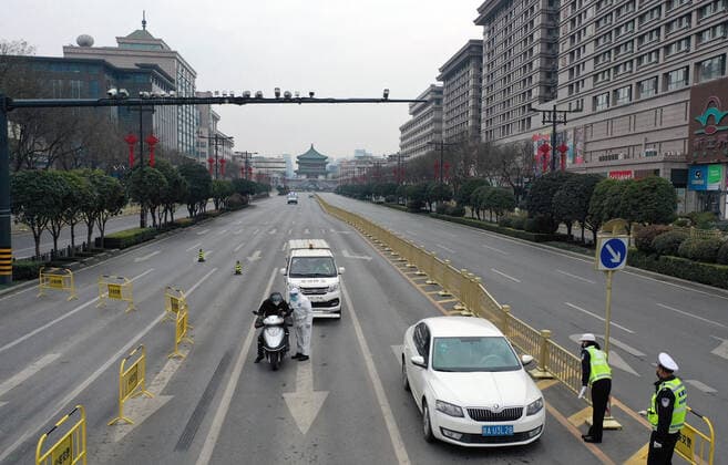 (211227) -- XI AN, Dec. 27, 2021 -- Aerial photo taken on Dec. 27, 2021 shows policemen checking vehicles in Xi an, northwest China s Shaanxi Province. Xi an has strengthened its anti-epidemic measures and implemented the strictest closed-off management starting from Monday to curb the spread of the latest COVID-19 resurgence. ) CHINA-SHAANXI-XI AN-COVID-19-PREVENTION AND CONTROL (CN) TaoxMing 