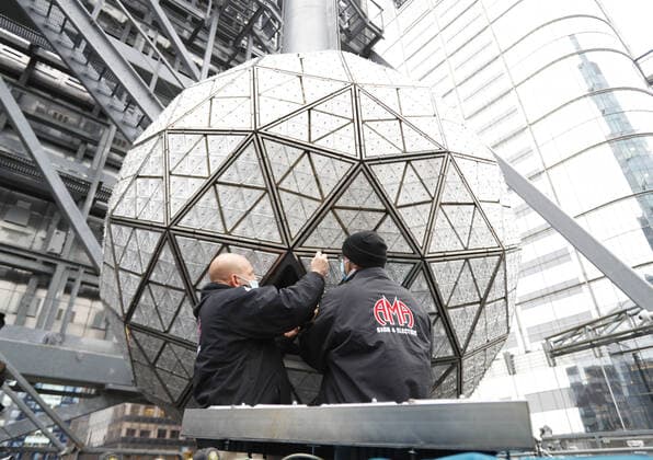 Bilder des Jahres 2021, News 12 Dezember News Themen der Woche KW52 News Bilder des Tages Workers install 192 sparkling, new Waterford Crystal triangles featuring this year s Gift of Wisdom design on the Times Square New Year s Eve Ball in New York City on Monday, December 27, 2021.  NYP20211227105 JohnxAngelillo
