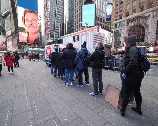 December 27, 2021, New York, New York, USA: People wait on long lines in Times Square for their Covid 19 test on December 27, 2021 in New York. New York USA - ZUMAr334 20211227_znp_r334_031 Copyright: xDebraxL.xRothenbergx