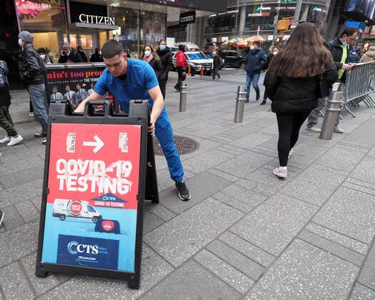 December 27, 2021, New York, New York, USA: People wait on long lines in Times Square for their Covid 19 test on December 27, 2021 in New York. New York USA - ZUMAr334 20211227_znp_r334_033 Copyright: xDebraxL.xRothenbergx