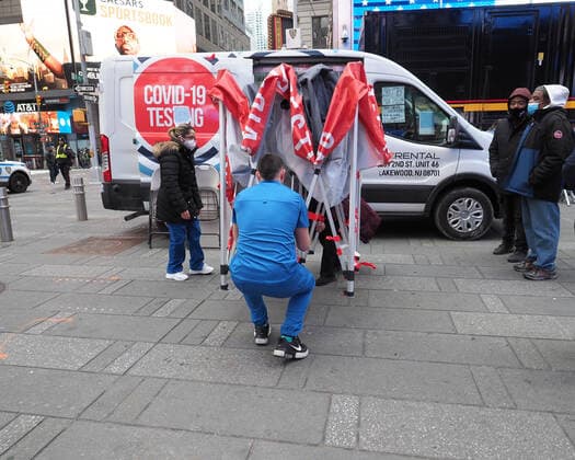 December 27, 2021, New York, New York, USA: People wait on long lines in Times Square for their Covid 19 test on December 27, 2021 in New York. New York USA - ZUMAr334 20211227_znp_r334_034 Copyright: xDebraxL.xRothenbergx
