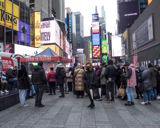 December 27, 2021, New York, New York, USA: People wait on long lines in Times Square for their Covid 19 test on December 27, 2021 in New York. New York USA - ZUMAr334 20211227_znp_r334_035 Copyright: xDebraxL.xRothenbergx