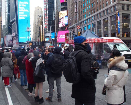 December 27, 2021, New York, New York, USA: People wait on long lines in Times Square for their Covid 19 test on December 27, 2021 in New York. New York USA - ZUMAr334 20211227_znp_r334_038 Copyright: xDebraxL.xRothenbergx