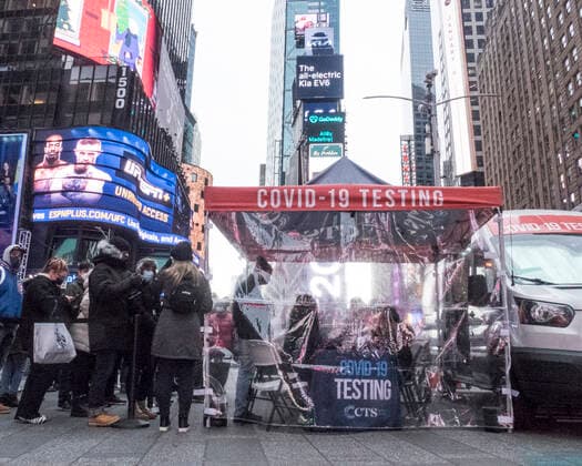 December 27, 2021, New York, New York, USA: People wait on long lines in Times Square for their Covid 19 test on December 27, 2021 in New York. New York USA - ZUMAr334 20211227_znp_r334_039 Copyright: xDebraxL.xRothenbergx