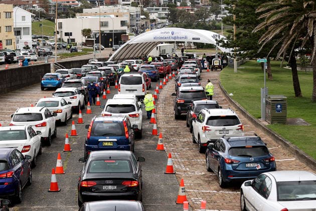 NSW CORONAVIRUS COVID19, Members of the public queue in their cars to take Covid19 PCR tests at a clinic at Bondi Beach in Sydney, Tuesday, December 28, 2021. COVID-19 testing clinics and laboratories in NSW are being overwhelmed by demand, driving up the time taken to process tests and delaying diagnoses. ( NO ARCHIVING, EDITORIAL USE ONLY, NO USE IN BOOKS WITHOUT CONSENT SYDNEY NSW AUSTRALIA  Copyright: xBRENDONxTHORNEx 20211228001609421533