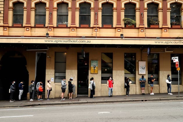 NSW CORONAVIRUS COVID19, Members of the public queue to take Covid19 PCR tests in Sydney?s CBD in Sydney, Tuesday, December 28, 2021. COVID-19 testing clinics and laboratories in NSW are being overwhelmed by demand, driving up the time taken to process tests and delaying diagnoses. ( NO ARCHIVING, EDITORIAL USE ONLY, NO USE IN BOOKS WITHOUT CONSENT SYDNEY NSW AUSTRALIA  Copyright: xBRENDONxTHORNEx 20211228001609422566