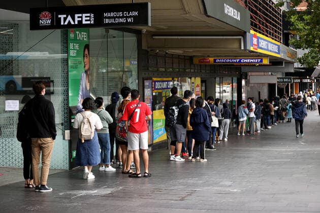NSW CORONAVIRUS COVID19, Members of the public queue to take Covid19 PCR tests in Sydney?s CBD in Sydney, Tuesday, December 28, 2021. COVID-19 testing clinics and laboratories in NSW are being overwhelmed by demand, driving up the time taken to process tests and delaying diagnoses. ( NO ARCHIVING, EDITORIAL USE ONLY, NO USE IN BOOKS WITHOUT CONSENT SYDNEY NSW AUSTRALIA  Copyright: xBRENDONxTHORNEx 20211228001609424098
