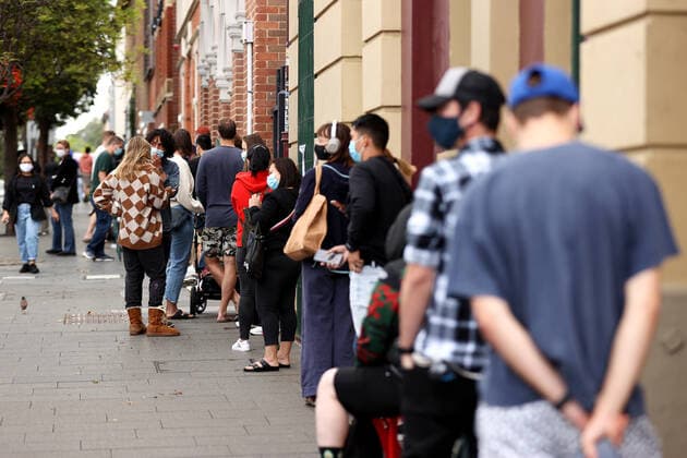 NSW CORONAVIRUS COVID19, Members of the public queue to take Covid19 PCR tests in Sydney?s CBD in Sydney, Tuesday, December 28, 2021. COVID-19 testing clinics and laboratories in NSW are being overwhelmed by demand, driving up the time taken to process tests and delaying diagnoses. ( NO ARCHIVING, EDITORIAL USE ONLY, NO USE IN BOOKS WITHOUT CONSENT SYDNEY NSW AUSTRALIA  Copyright: xBRENDONxTHORNEx 20211228001609424368
