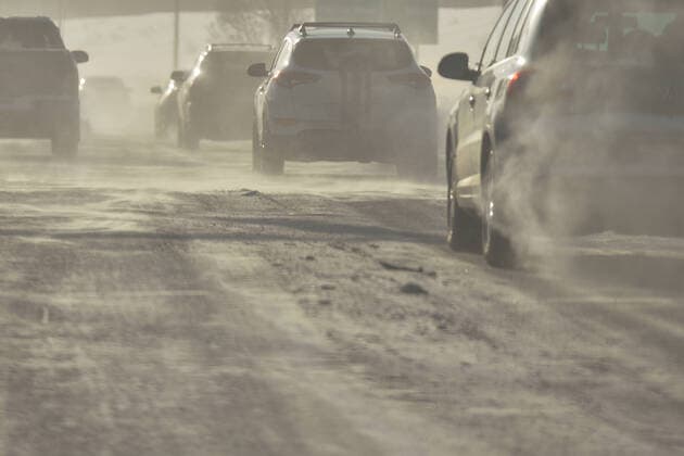 Extreme Cold Warning Remains In Place In Edmonton Area Calgary Trail in south of Edmonton, seen in the morning at temperatures as low as -30C. The Edmonton and northern Alberta areas are experiencing a prolonged period of extreme cold conditions. Extreme frost warnings have been issued as cold wind temperatures between -40 and -55 remain this evening, posing increased health risks such as frostbite and hypothermia. On Monday, December 27, 2021, in Edmonton, Alberta, Canada. Edmonton Canada  Copyright: xArturxWidakx originalFilename: widak-extremec211227_npxRr.jpg