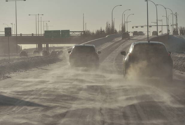 News Bilder des Tages Extreme Cold Warning Remains In Place In Edmonton Area The southwestern part of Edmonton, covered in ice and snow, seen in the morning at temperatures as low as -30C. The Edmonton and northern Alberta areas are experiencing a prolonged period of extreme cold conditions. Extreme frost warnings have been issued as cold wind temperatures between -40 and -55 remain this evening, posing increased health risks such as frostbite and hypothermia. On Monday, December 27, 2021, in Edmonton, Alberta, Canada. Edmonton Canada  Copyright: xArturxWidakx originalFilename: widak-extremec211227_npXmu.jpg