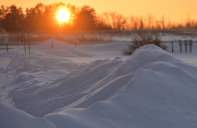 Extreme Cold Warning Remains In Place In Edmonton Area Snowdrifts seen on the roadside on Ellerslie Road in the southwestern part of Edmonton at sunset. The Edmonton and northern Alberta areas are experiencing a prolonged period of extreme cold conditions. Extreme frost warnings have been issued as cold wind temperatures between -40 and -55 remain this evening, posing increased health risks such as frostbite and hypothermia. On Monday, December 27, 2021, in Edmonton, Alberta, Canada. Edmonton Canada  Copyright: xArturxWidakx originalFilename: widak-extremec211227_npfBY.jpg
