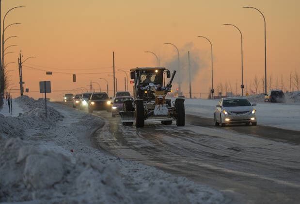 Extreme Cold Warning Remains In Place In Edmonton Area Slow traffic on Ellerslie Road, in the southwestern part of Edmonton, covered in ice and snow, seen at sunset with temperatures close to -30C. The Edmonton and northern Alberta areas are experiencing a prolonged period of extreme cold conditions. Extreme frost warnings have been issued as cold wind temperatures between -40 and -55 remain this evening, posing increased health risks such as frostbite and hypothermia. On Monday, December 27, 2021, in Edmonton, Alberta, Canada. Edmonton Canada  Copyright: xArturxWidakx originalFilename: widak-extremec211227_npqsG.jpg